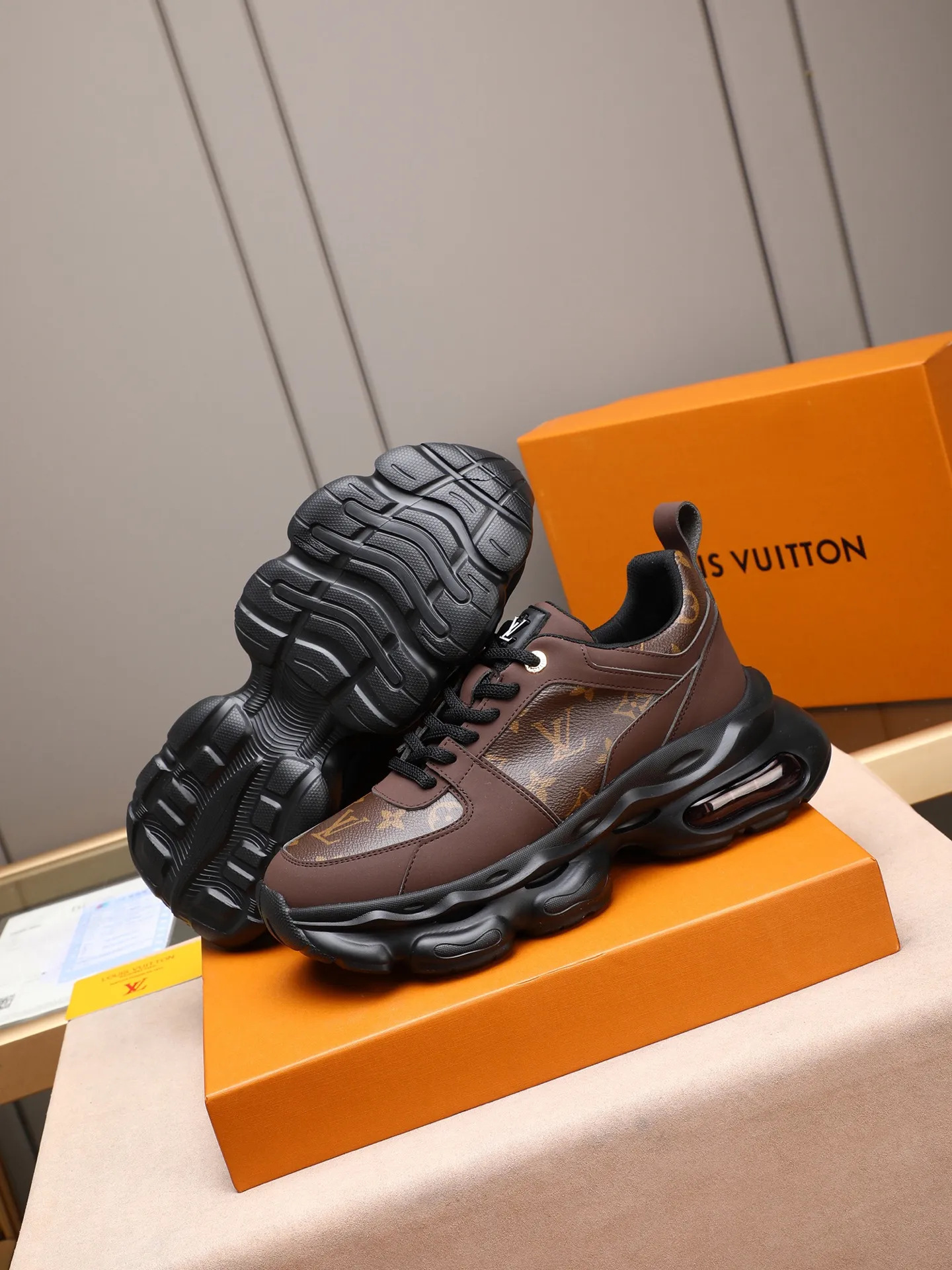 Men's shoes 💰460 [LV] Made of imported L special materials spliced ​​with cowhide and comfortable mesh lining. Private molded foam air cushion outsole, super light and comfortable on the feet! Perfect last shape, generous and fashionable design, 5 colors available! Code number: 38–44 (45 customized